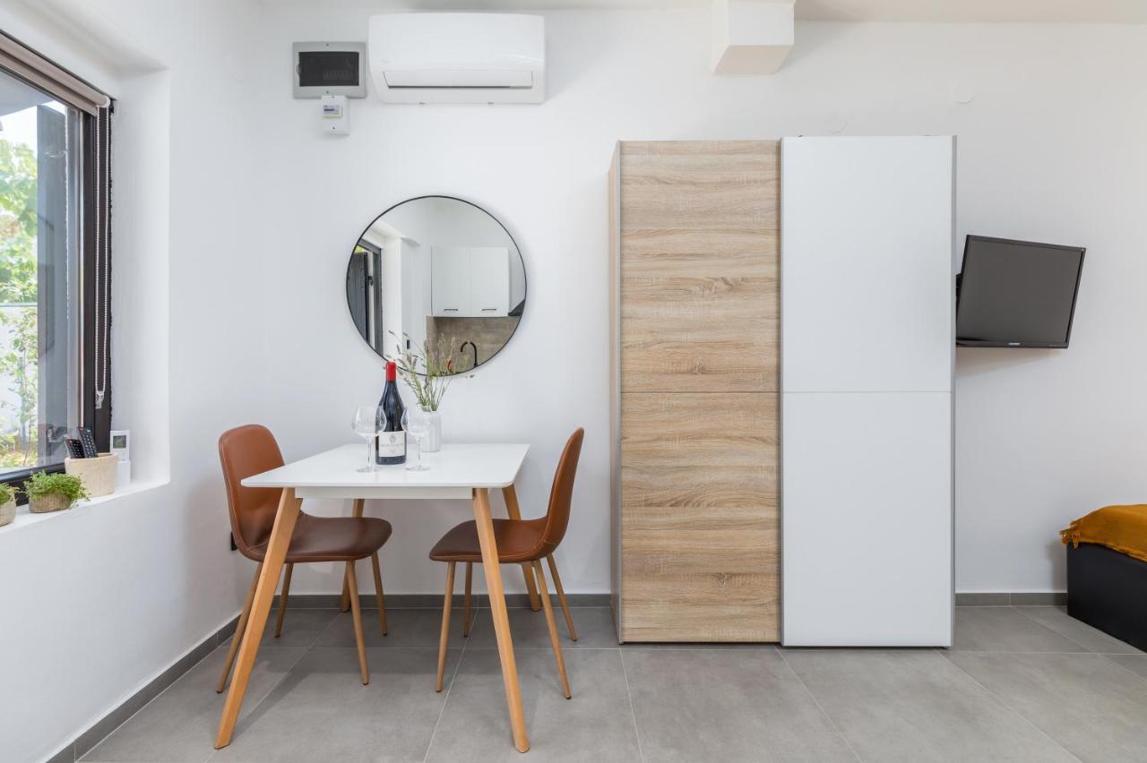 3 Minutes From The Beach: Lovely Studio Apartment Pula Eksteriør billede